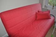 Canapé convertible rouge avec coussins (clic-clac)
